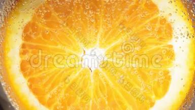 一滴水或熟橙汁的特写。 水果散发出新鲜感和果汁.. 饮食用水果和健康食品
